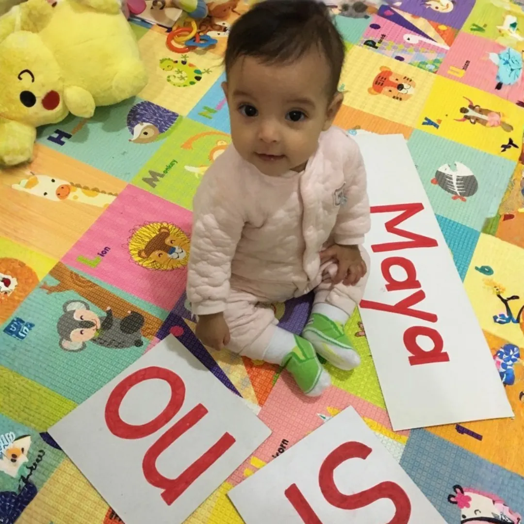 Maya leyendo